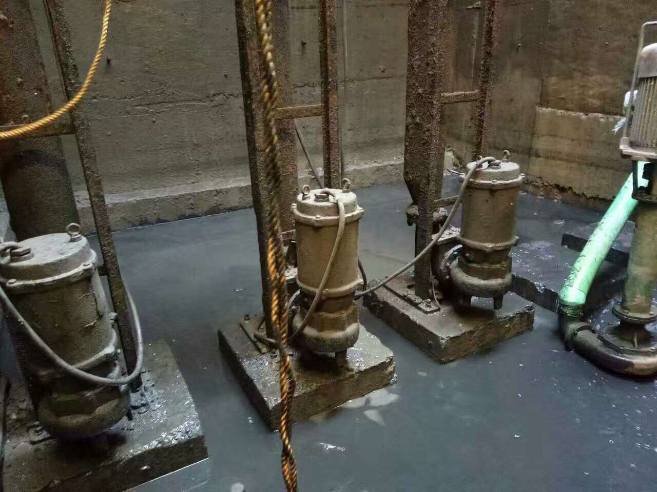 游仙污水池清理